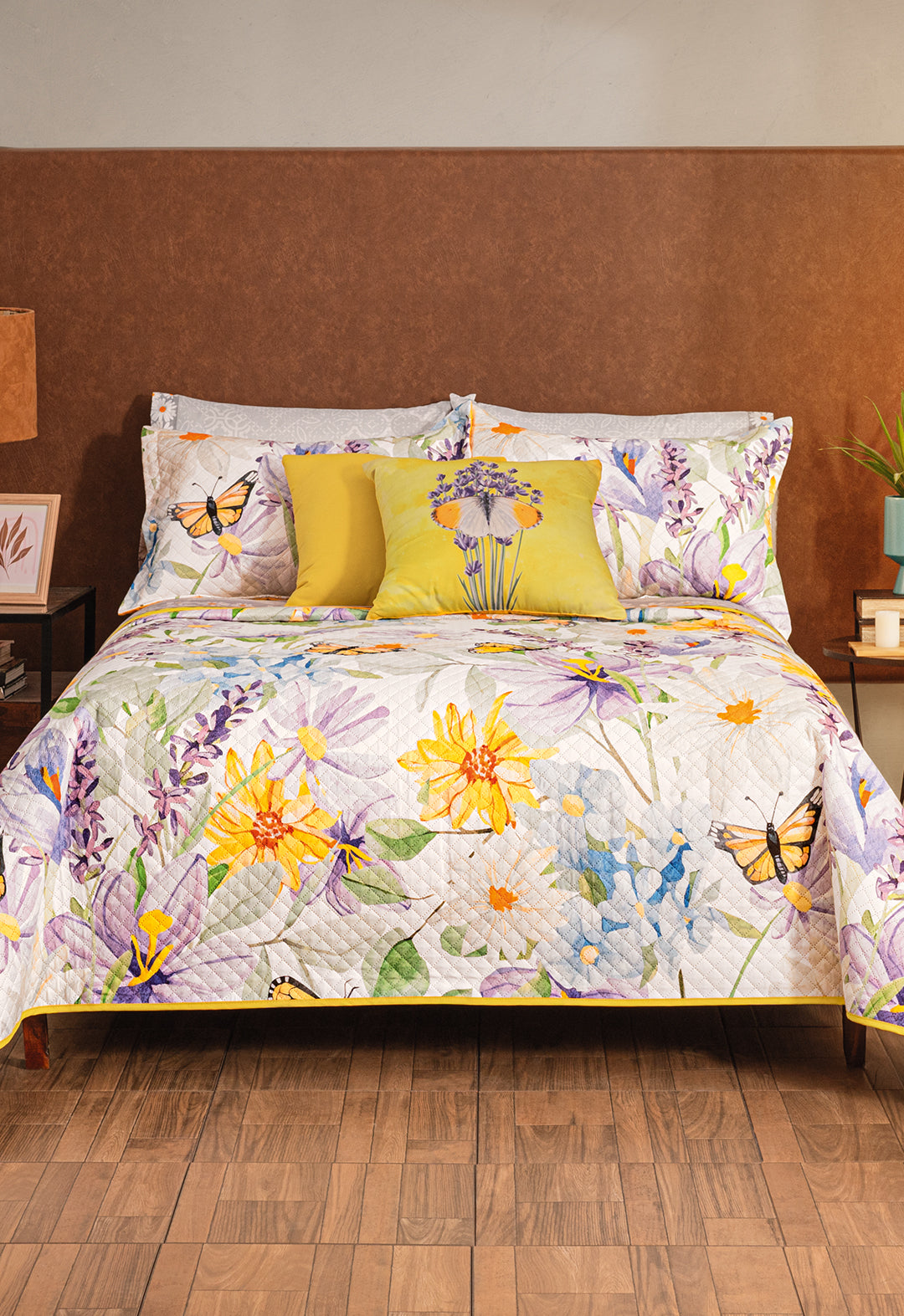 El coordinado de Colcha Hotelera Daisy, es un completo juego color amarillo y hermosos diseños florales de difernetes colores